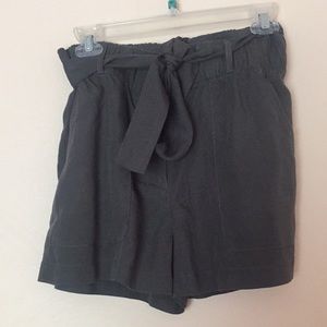 Cute, grey shorts with bow!